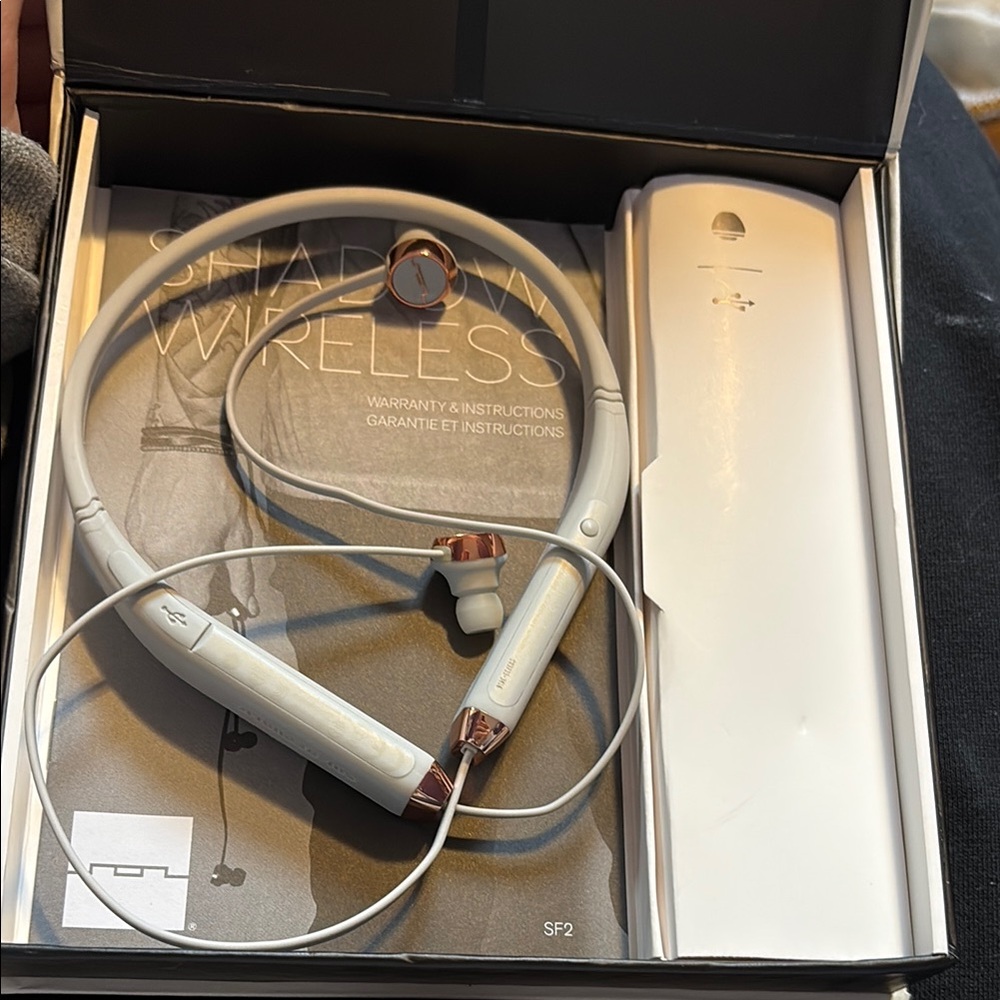 Shadow Wireless Earphones - White and Gold